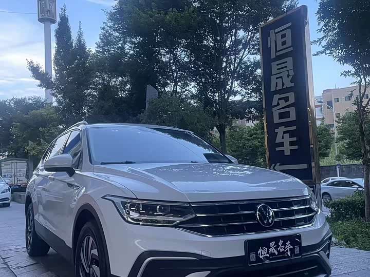 Фото 2 - Volkswagen Tiguan L Pro