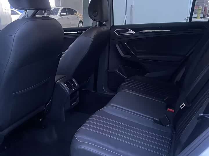 Фото 8 - Volkswagen Tiguan L Pro