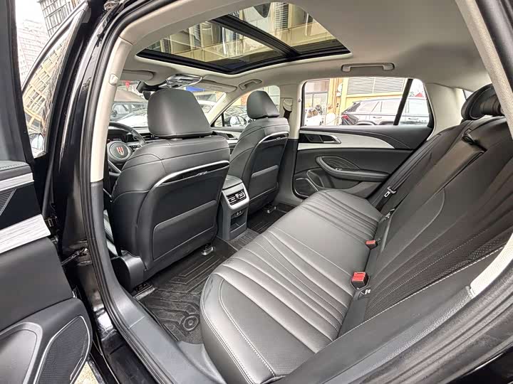 Фото 8 - Hongqi H5