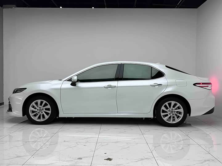 Фото 3 - Toyota Camry