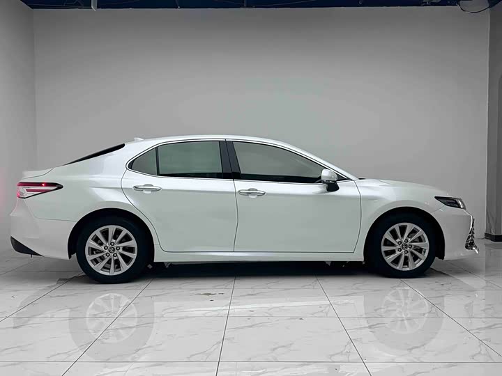 Фото 6 - Toyota Camry