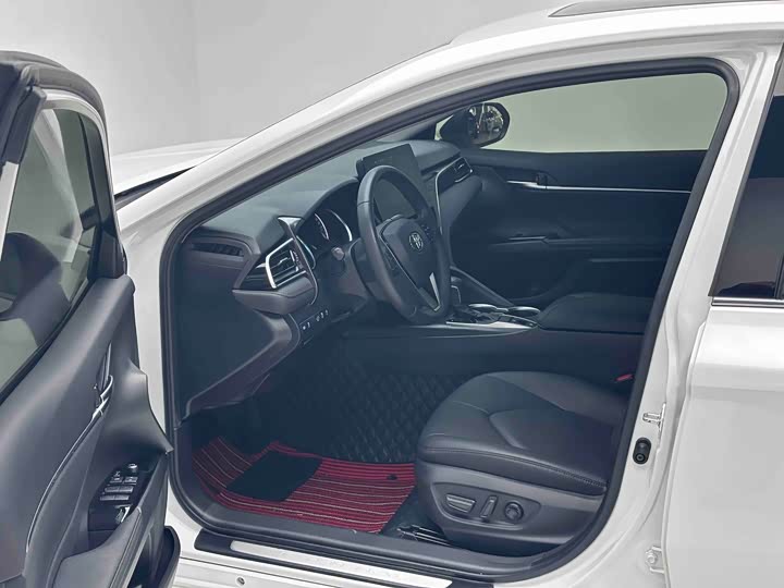 Фото 7 - Toyota Camry