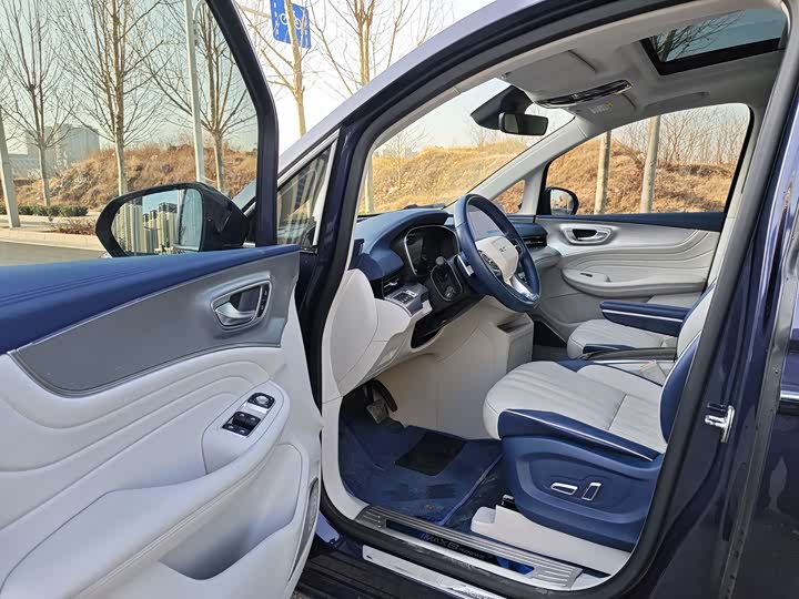 Фото 5 - Roewe iMax 8