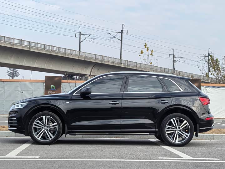 Фото 6 - Audi Q5L