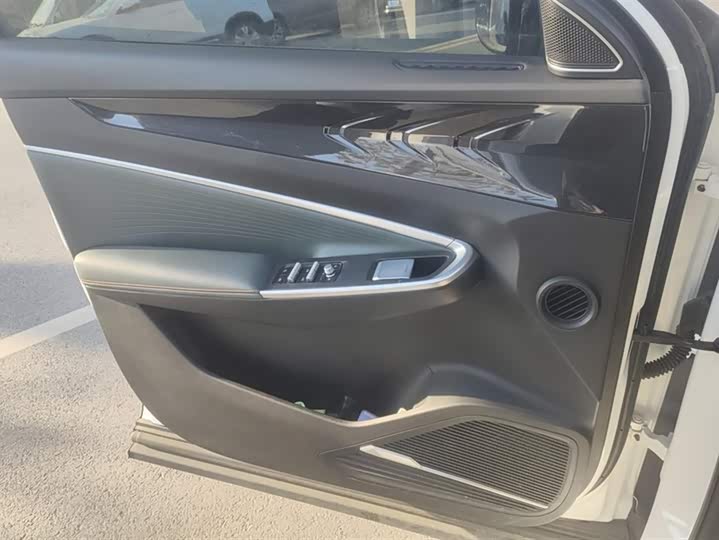 Фото 7 - Geely Atlas