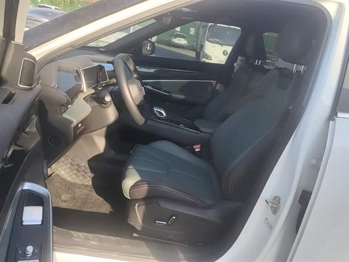 Фото 9 - Geely Atlas