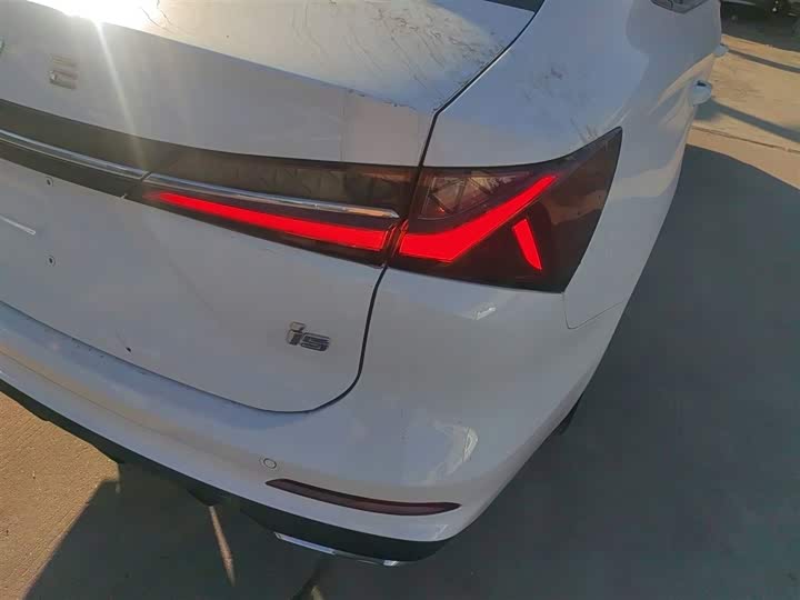 Фото 8 - Roewe i5