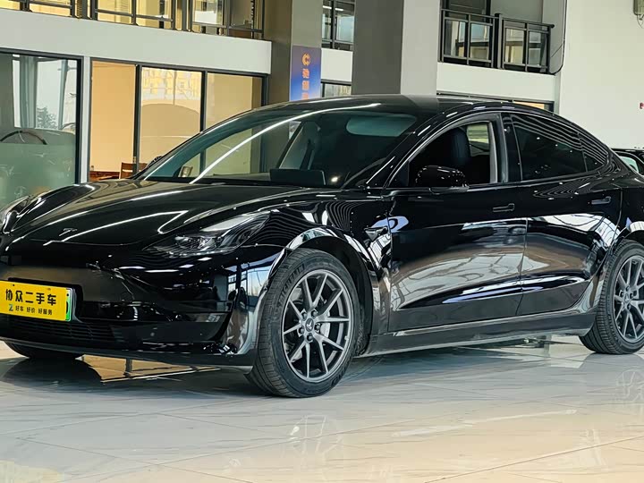 Фото 1 - Tesla Model 3