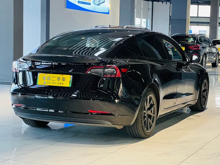 Фото 3 - Tesla Model 3