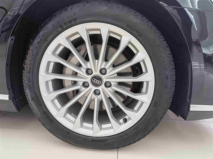 Фото 4 - Audi A8