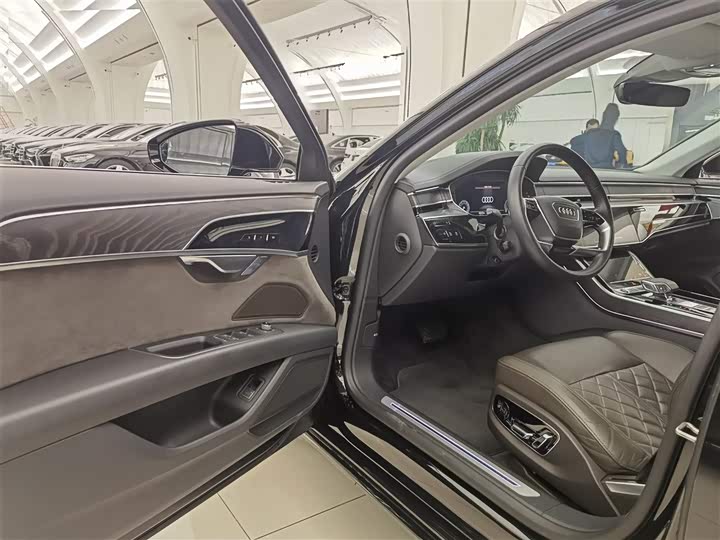 Фото 7 - Audi A8