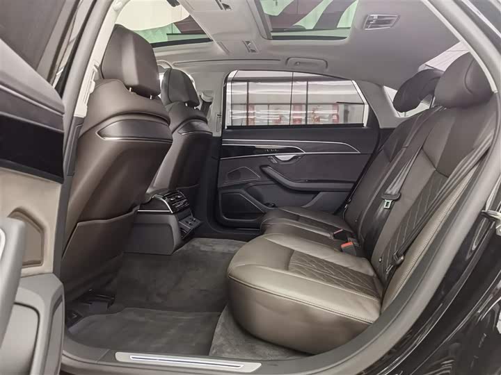 Фото 8 - Audi A8