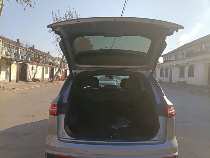 Фото 9 - Geely Monjaro