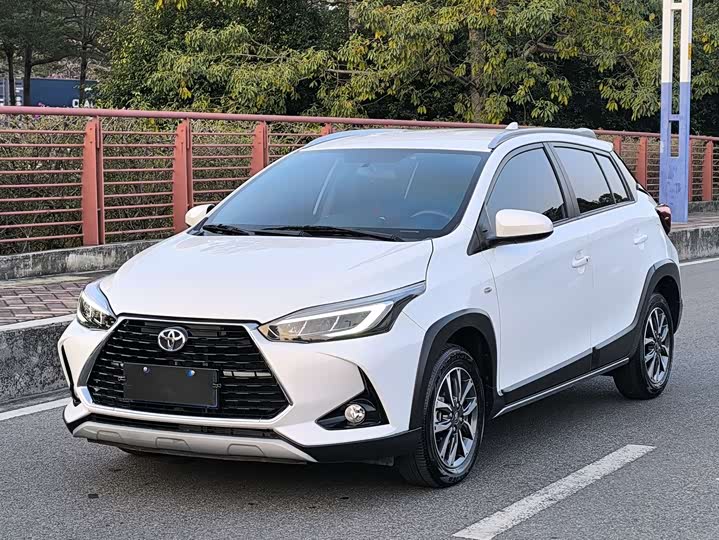 Фото 1 - Toyota Yaris L Hatchback