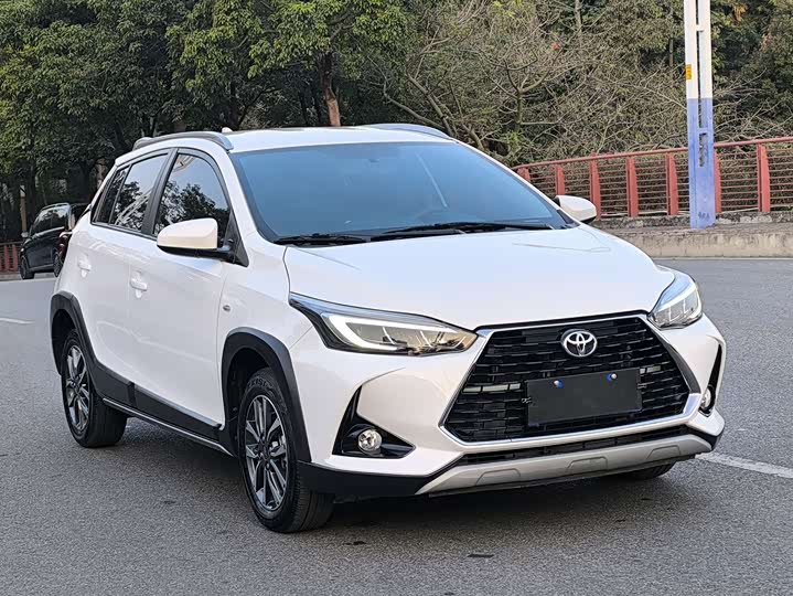 Фото 4 - Toyota Yaris L Hatchback