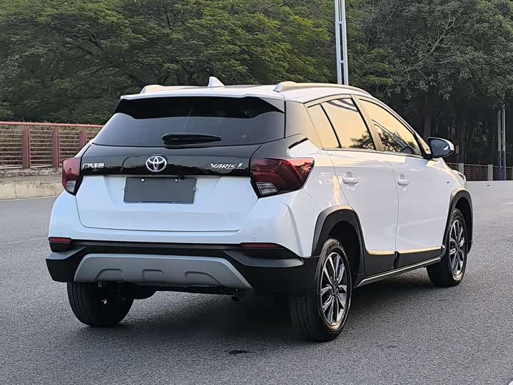 Фото 5 - Toyota Yaris L Hatchback