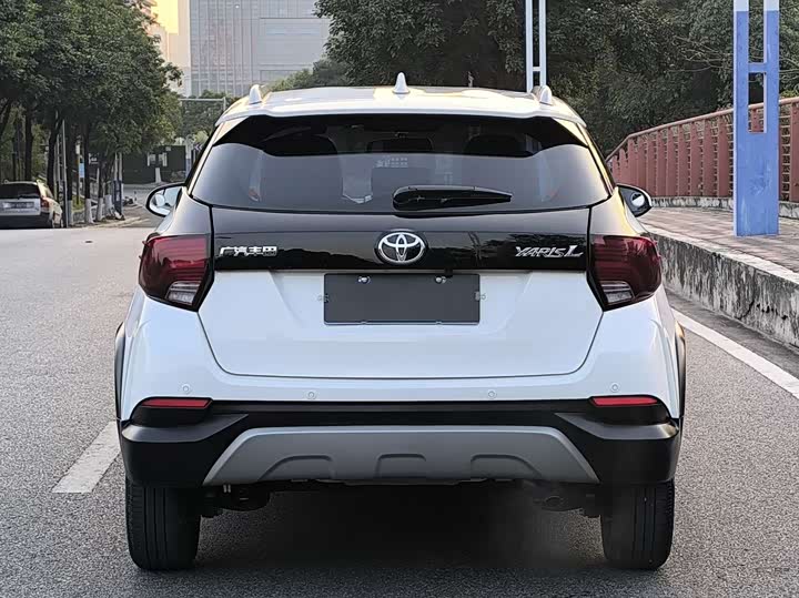 Фото 6 - Toyota Yaris L Hatchback