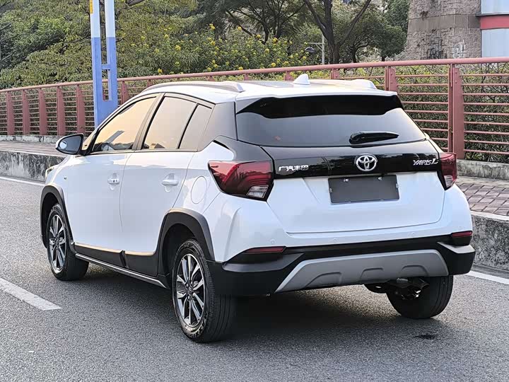 Фото 7 - Toyota Yaris L Hatchback