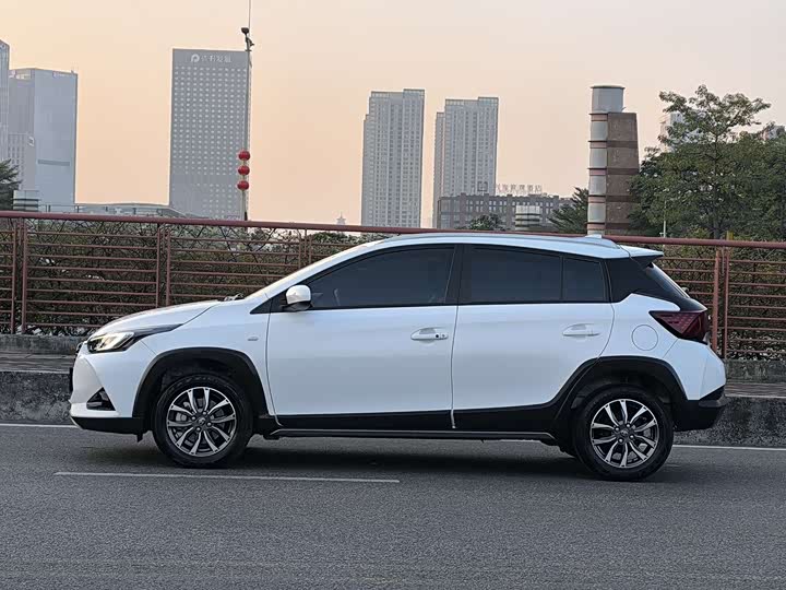 Фото 8 - Toyota Yaris L Hatchback