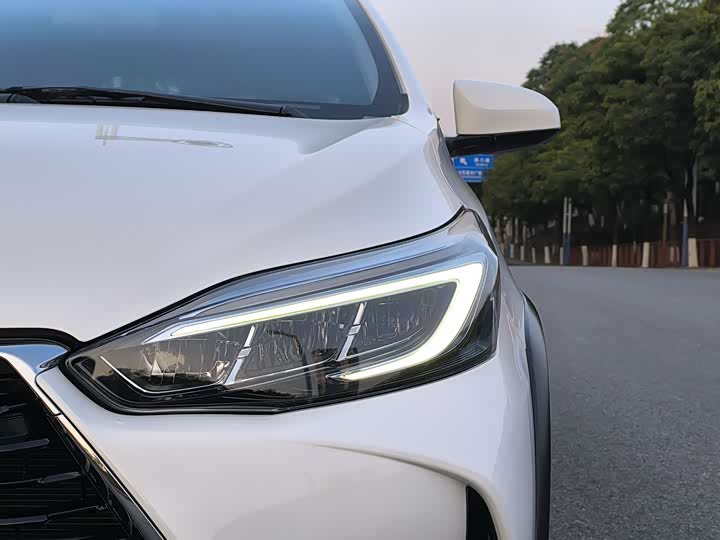 Фото 9 - Toyota Yaris L Hatchback