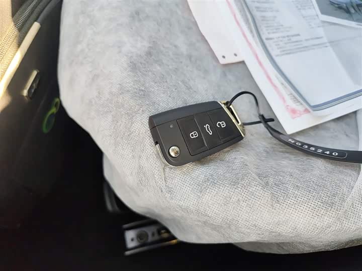 Фото 9 - Volkswagen Passat Hybrid