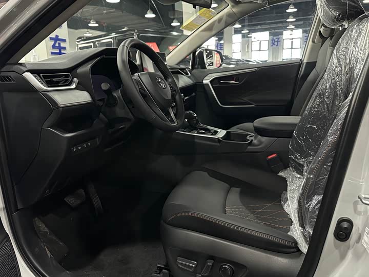 Фото 4 - Toyota RAV4