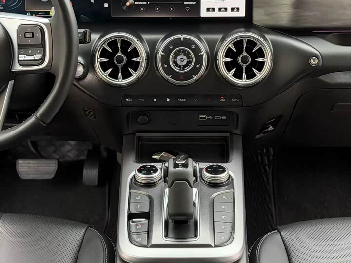 Фото 8 - Tank 300