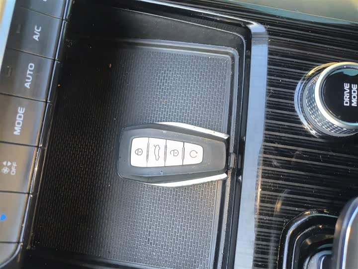 Фото 9 - Geely Monjaro