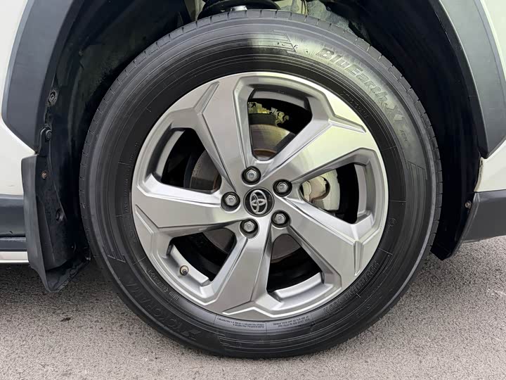 Фото 4 - Toyota RAV4