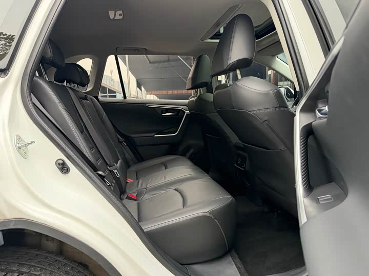 Фото 6 - Toyota RAV4