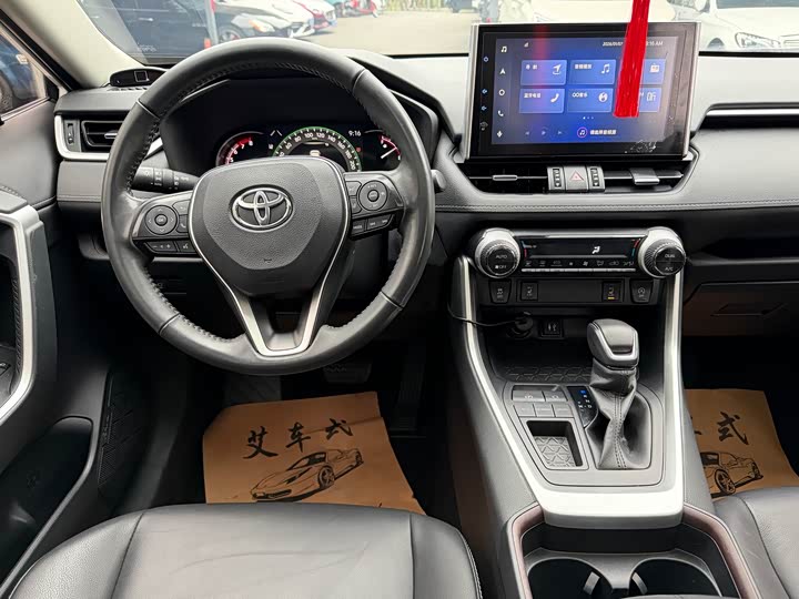 Фото 9 - Toyota RAV4