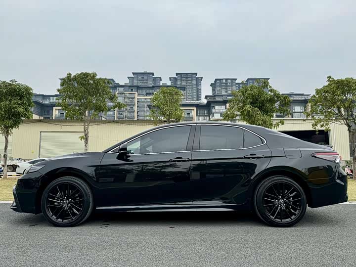 Фото 9 - Toyota Camry