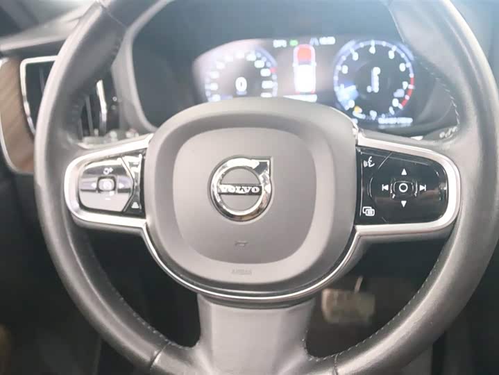 Фото 6 - Volvo XC60