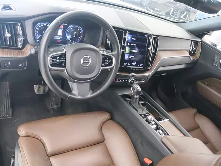 Фото 9 - Volvo XC60