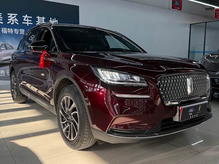 Фото 1 - Lincoln Corsair