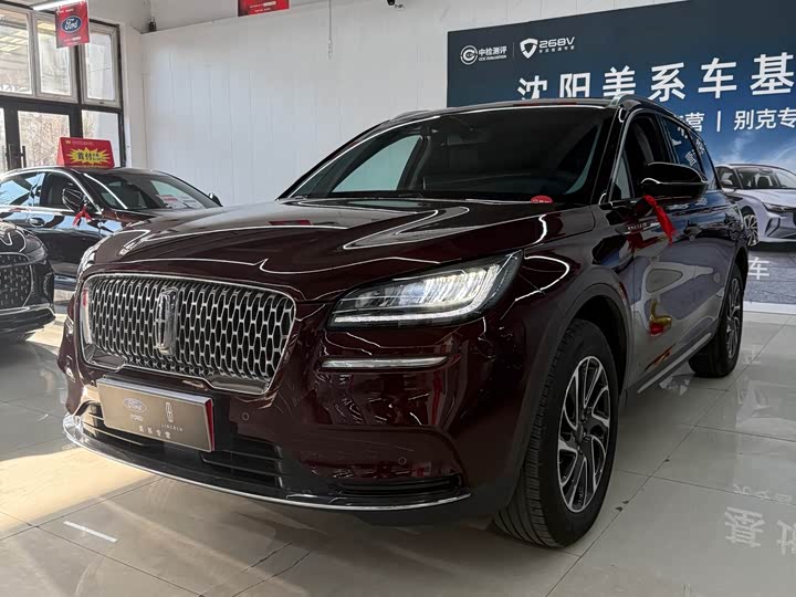 Фото 2 - Lincoln Corsair