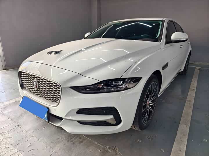 Фото 1 - Jaguar XE L