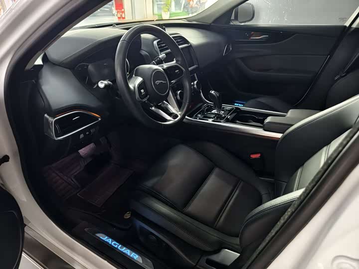 Фото 4 - Jaguar XE L