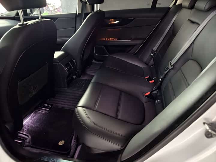 Фото 5 - Jaguar XE L