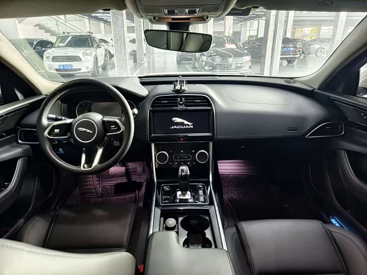 Фото 6 - Jaguar XE L