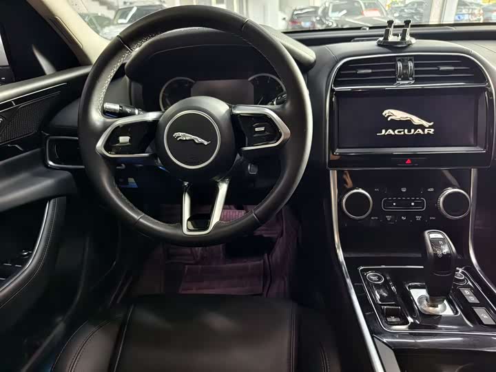 Фото 7 - Jaguar XE L