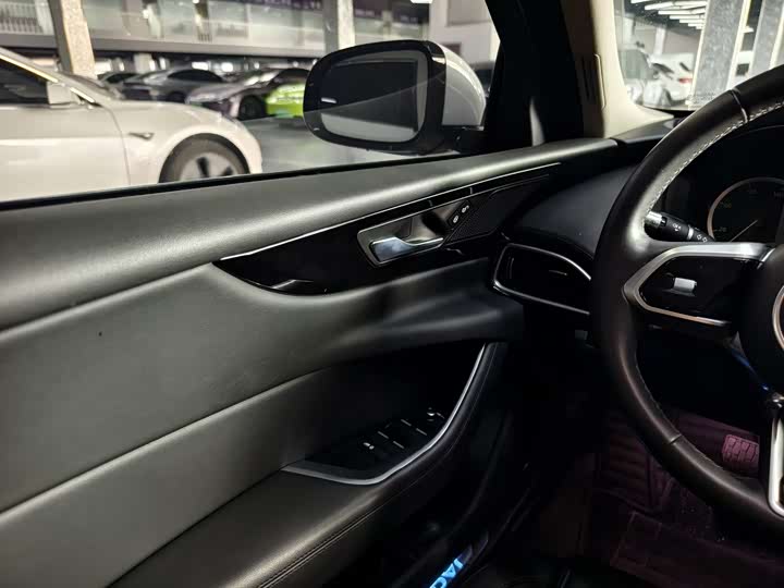 Фото 8 - Jaguar XE L