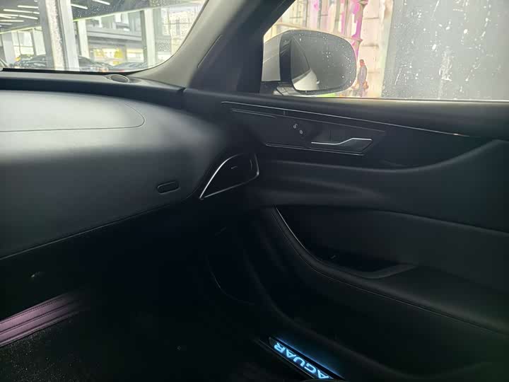 Фото 9 - Jaguar XE L