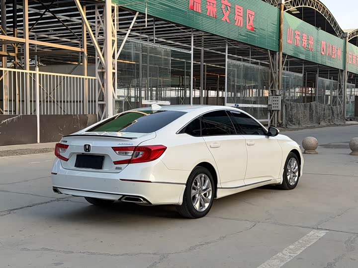 Фото 4 - Honda Accord