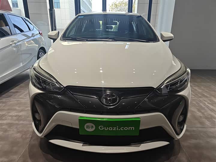 Фото 3 - Toyota Yaris L Hatchback