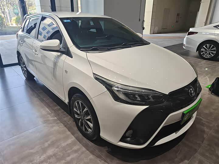 Фото 4 - Toyota Yaris L Hatchback