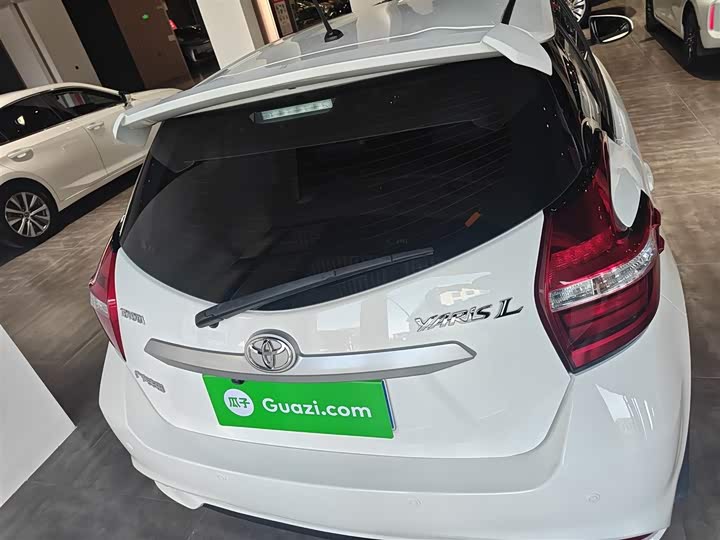 Фото 6 - Toyota Yaris L Hatchback