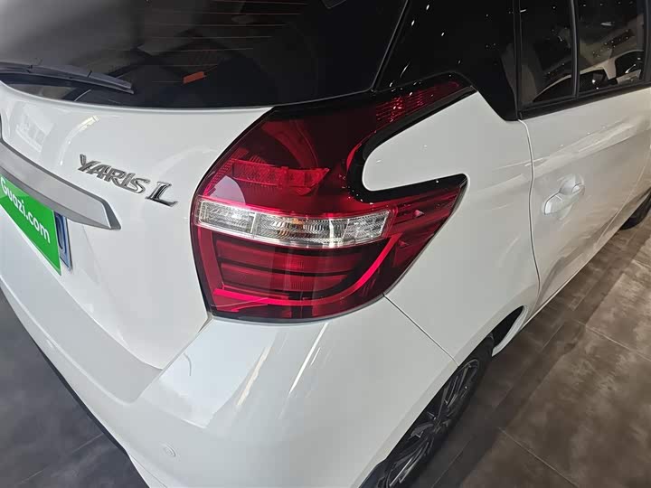 Фото 8 - Toyota Yaris L Hatchback