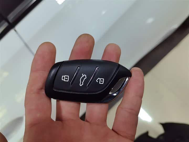 Фото 9 - Roewe i5