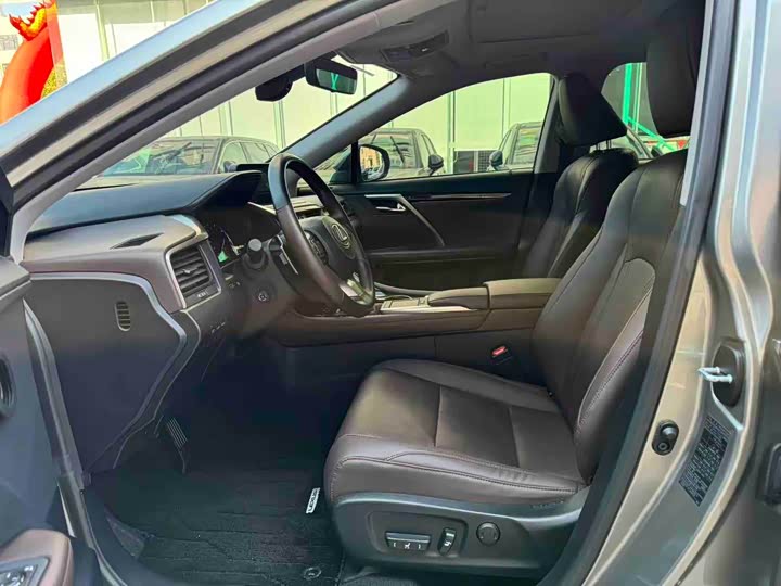 Фото 4 - Lexus RX